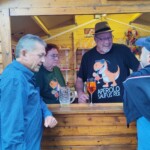 Szene an der Bar-Hütte: Gast bestellt Aperol Spritz