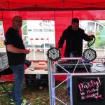 Unsere Mitglieder-DJs Heiko und Jürgen DJs bauen Sound- und Lichtanlage auf