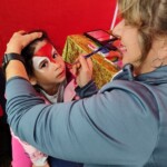Kind wird geschminkt