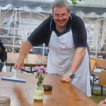 Lars Knepper wischt den Tisch