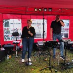 Musikerduo beim Singen im Zelt