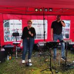 Liveband "Just for Fun" am Samstag Musikerduo beim Singen im Zelt