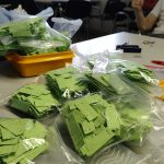 bei uns sind sogar die Lose "hausgemacht" Lose für die Losbude in Päckchen auf dem Tisch