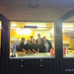 Die Spätschicht Mitarbeiter beim Arbeiten in der Dunkelheit