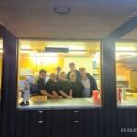 Mitarbeiter beim Arbeiten in der Dunkelheit