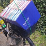 Ein Karton mit 1500 Servietten im Fahrradkorb