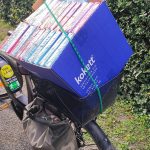 Eilzustellung Ein Karton mit 1500 Servietten im Fahrradkorb