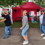 im Gleichschritt: tanzt! Mitglieder beim Tanz